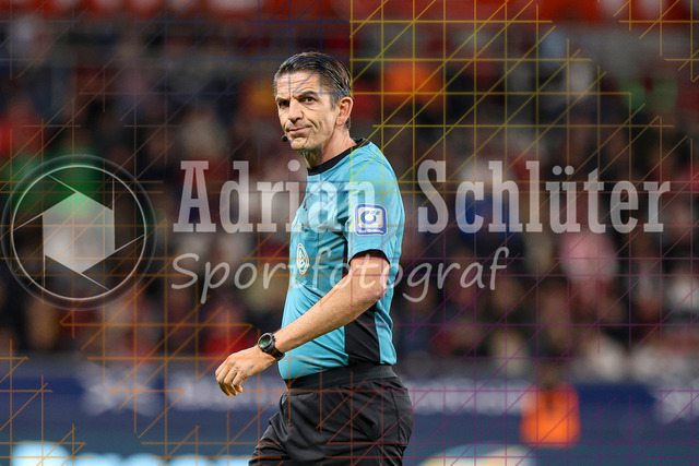 Bayer 04 Leverkusen vs Eintracht Frankfurt - Bundesliga  | Leverkusen, Deutschland, 12.09.25:   Schiedsrichter Deniz Aytekin gestikuliert, Gestik waehrend des Spiels der Bundesliga zwischen  Bayer 04 Leverkusen vs Eintracht Frankfurt in der BayArena(Foto von Brauer-Fotoagentur / Adrian Schlueter)