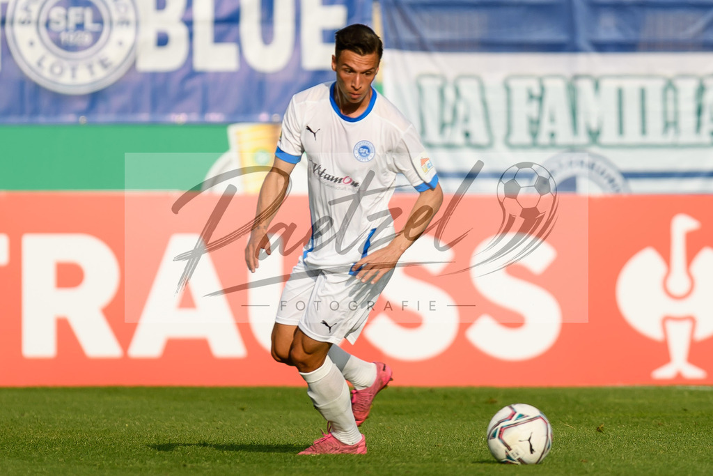 LOTKSC20210809_106 | Fussball, Herren: Tyson Richter (Sportfreunde Lotte) in Aktion, am Ball, Einzelaktion beim Spiel der 1. Runde im DFB-Pokal zwischen SF Lotte und Karlsruher SC im Stadion am Lotter Kreuz am 09.08.2021 in Lotte, Deutschland.DFB / DFL REGULATIONS PROHIBIT ANY USE OF PHOTOGRAPHS AS IMAGE SEQUENCES AND/OR QUASI-VIDEO. - Realisiert mit Pictrs.com