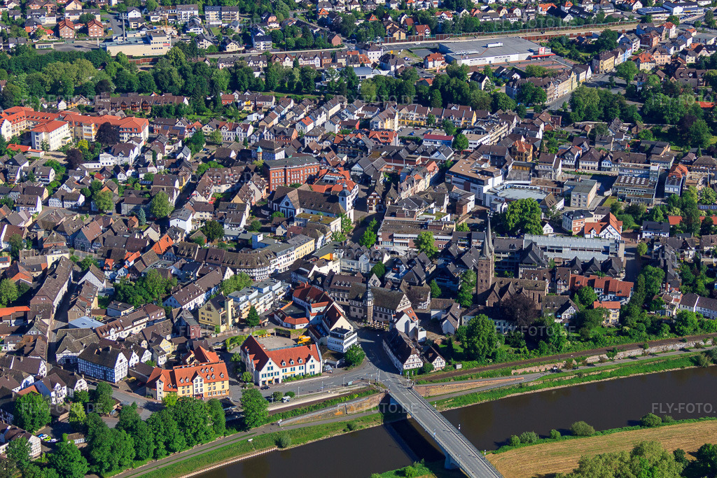 Luftbild: Weserbrücke und Kilianikirche in Höxter im Bundesland Nordrhein-Westfalen in Deutschland. Foto: IMG_65760.jpg vom 25.05.2014 durch Werner Riehm/FLY-FOTO.deEVANGELISCH-IN-HOEXTER.DE