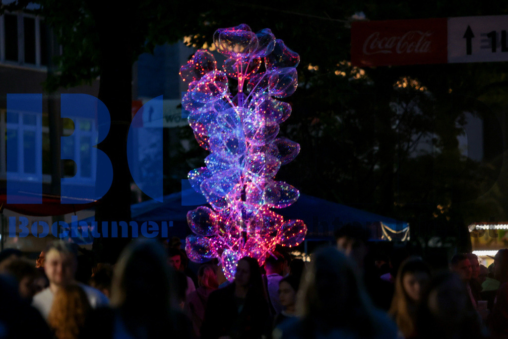 Bochum total 2024 - Die Feuersteins  {date} -  | {headline}(Foto: Sebastian Sendlak / BOND) - Realisiert mit Pictrs.com