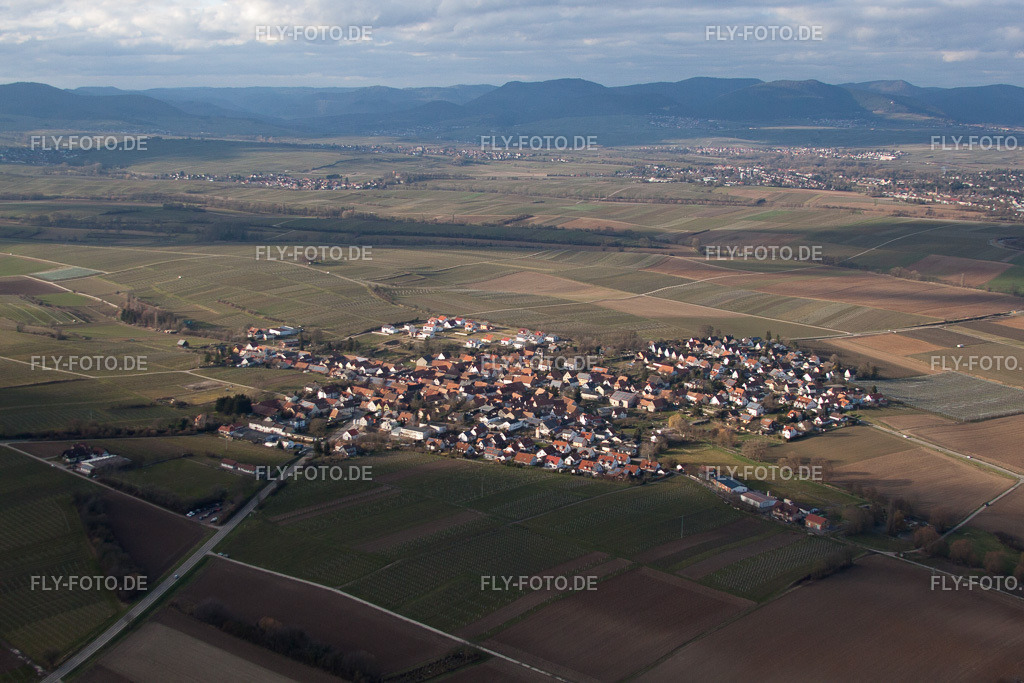 Dorf - Ansicht am Rande von Feldern und vor dem Haardtrand des Pfälzerwaldes | Luftbild: Dorf - Ansicht am Rande von Feldern und vor dem Haardtrand des Pfälzerwaldes in Impflingen im Bundesland Rheinland-Pfalz in Deutschland. Foto: IMG_62089.jpg vom 23.02.2014 durch Werner Riehm/FLY-FOTO.de - Realisiert mit Pictrs.com