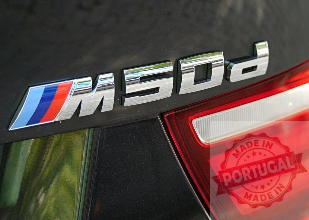 BMW M550d badge on trunk of car | BMW M550d model badge showing on the rear trunk of a luxury sports sedan - Realisiert mit Pictrs.com