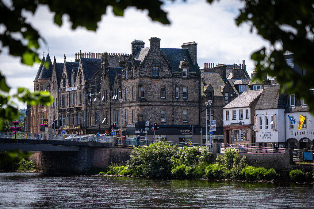 Inverness am Ness | Klassische Hochland-Atmosphäre: Die historischen Gebäude von Inverness säumen den Fluss Ness – ein charmantes Bild schottischer Architektur und Stadtgeschichte. - Realisiert mit Pictrs.com