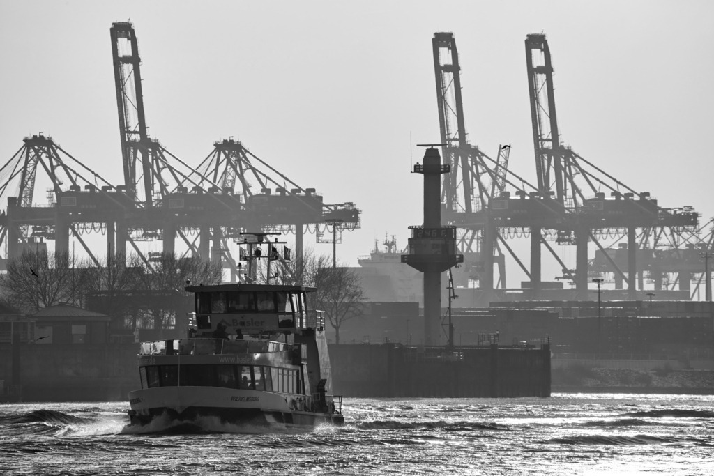 hamburg hafenfaehre im abendlicht bild auf leinwand schwarzweiss | Kaufen Sie Hamburg Bilder und Hamburg Fotos auf Leinwand, Acrylglas, Alu-Dibond, oder als Poster in Hamburgs großer Onlinegalerie. Elbphilharmonie Bilder, Hamburger Hafen, Speicherstadt, Alster und viel mehr.