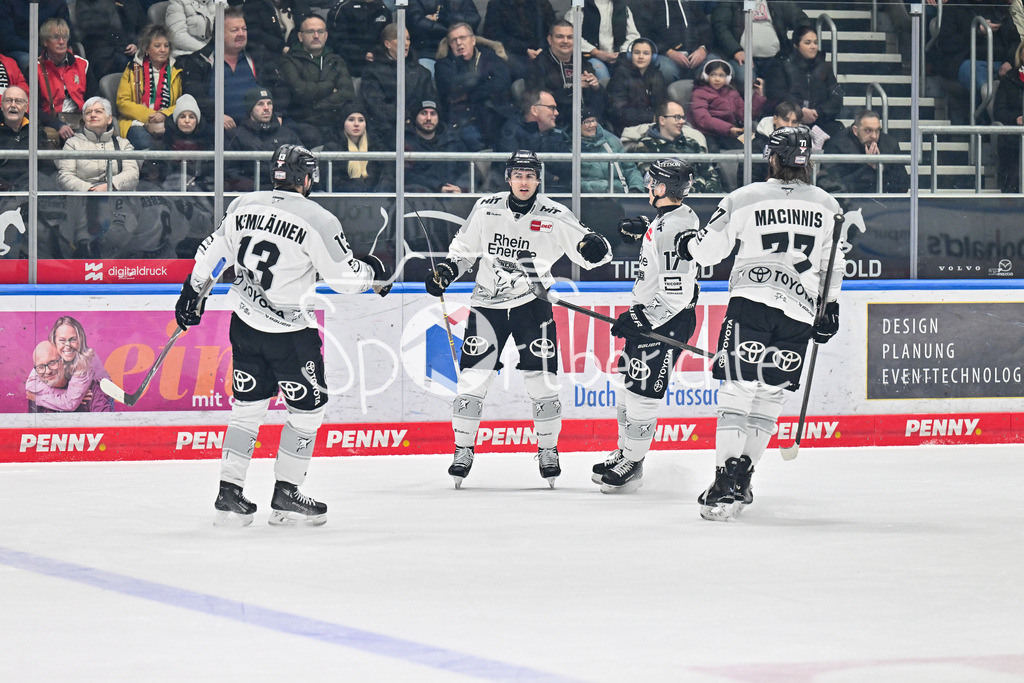 Augsburger Panther - Kölner Haie | AUGSBURG, GERMANY - 11. JANUARY: Jubel der Haie nach dem Treffer zum 1-1 Ausgleich durch Maximilian KAMMERER (Kölner Haie 9) / Tor / Torschuetze / Freude / Happy während dem Match zwischen den Augsburger Panthern und den Kölner Haien am 39. Spieltag der penny DEL im Curt Frenzel Stadion