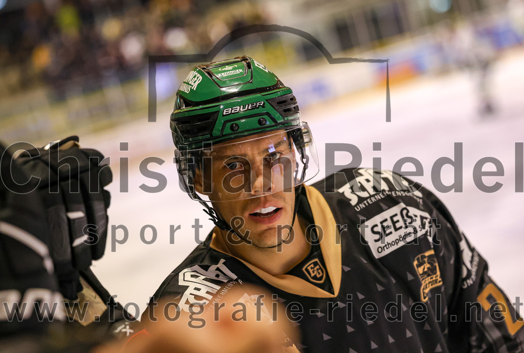 2024-02-23_024_TSV_Erding_gegen_ERSC_Amberg | Erding, Deutschland, 23.02.2024:
Eishockey, Bayernliga Playoffs 2023 / 2024, 3. Spieltag, TSV Erding gegen ERSC Amberg, Endergebnis: 2:3 n. V.

Mark Waldhausen (Erding Gladiators, #27)

Foto: Christian Riedel / fotografie-riedel.net