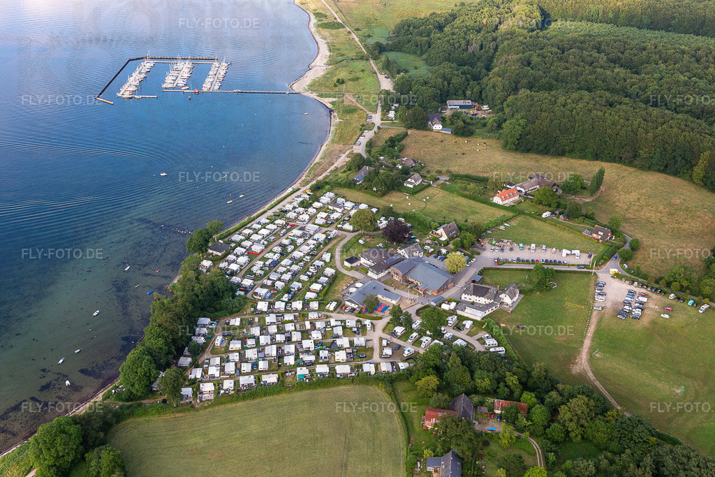 Campingplatz Bockholmwik und Sportboot und Segelboot Anlegestelle und Bootsliegeplätze im Hafen " Yachthafen Bockholmwik " | Luftbild: Campingplatz Bockholmwik und Sportboot und Segelboot Anlegestelle und Bootsliegeplätze im Hafen " Yachthafen Bockholmwik " im Ortsteil Rüde in Munkbrarup im Bundesland Schleswig-Holstein in Deutschland. Foto: IMG_127895.jpg vom 23.07.2021 durch ©2025 Werner Riehm fly-foto.de/copyright - Realisiert mit Pictrs.com