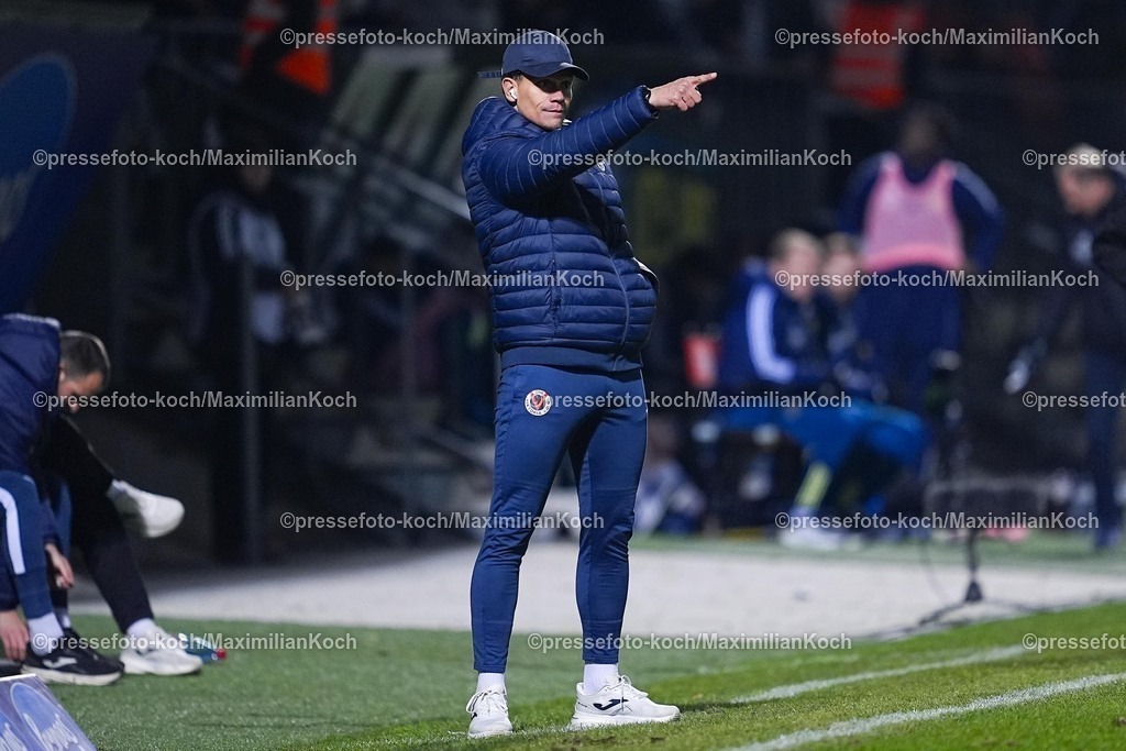 xYDRx23012601081 | 23.01.2026, xydrx, Fußball, 3.Liga, FC Viktoria Köln - 1.FC Saarbrücken, Saison 2025 2026, Sportpark Höhenberg:  Kevin Rauhut (Torwart Trainer FC Viktoria Köln) gestikulierend   DFB regulations prohibit any use of photographs as image sequences and or quasi-video. Photo: xYannisxDreimannxPressefotoKochx