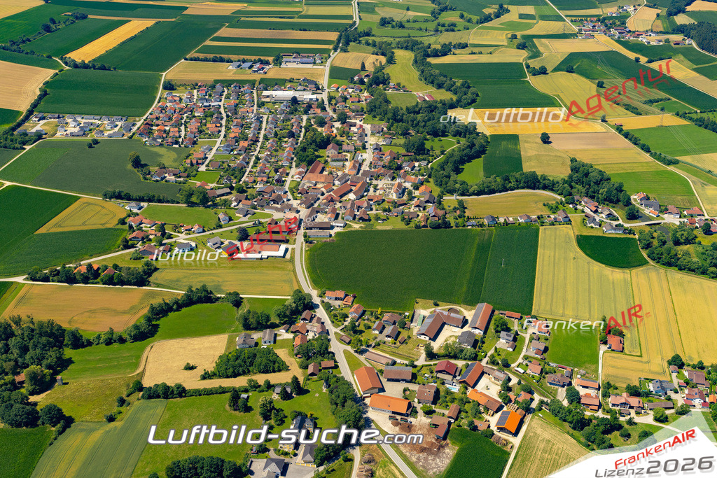 Aktuelles Luftbild von Münchsdorf Roßbach - Die Luftaufnahme wurde 2022 mittels UL-Flugzeug erstellt ( keine Drohne ) - hochauflösende Kamera-Systeme von  Canon -Beste Qualität - Für grossformatige Ausdrucke geeignet. Die Geschenkidee !