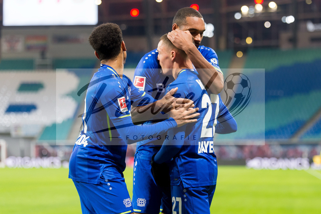 RBLLEV20211128_037 | Fussball, Herren: Florian Wirtz (Bayer 04 Leverkusen) Torjubel, jubelt mit seiner Mannschaft nach dem Treffer zum 0:1 bei dem Spiel der 1. Bundesliga zwischen RB Leipzig und Bayer 04 Leverkusen in der Red Bull Arena am 28.11.2021 in Leipzig, Deutschland.DFB / DFL REGULATIONS PROHIBIT ANY USE OF PHOTOGRAPHS AS IMAGE SEQUENCES AND/OR QUASI-VIDEO. - Realisiert mit Pictrs.com