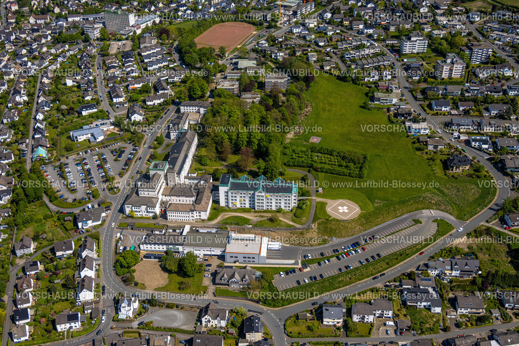 Meschede240505933 | Luftbild, St. Walburga-Krankenhaus mit Hubschrauberlandeplatz, Ortsansicht und Wohngebiet Walburgastraße, Meschede-Stadt, Meschede, Sauerland, Nordrhein-Westfalen, Deutschland