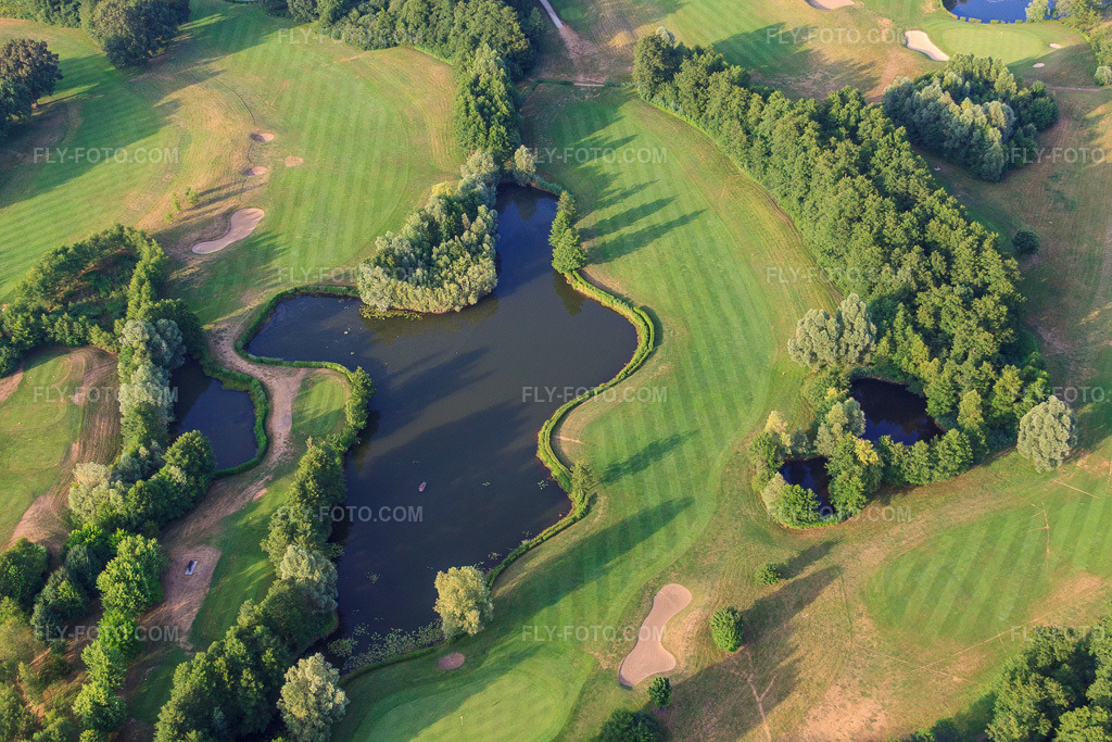 Aerial view: Ponds and greens at the Baden-Baden Golf Club Soufflenheim in Soufflenheim in the state Bas-Rhin, France. – Photo: IMG_30484.jpg taken on 07/09/2010 by Werner Riehm/FLY-FOTO.com – Resolution of the original: 4752 x 3168 px