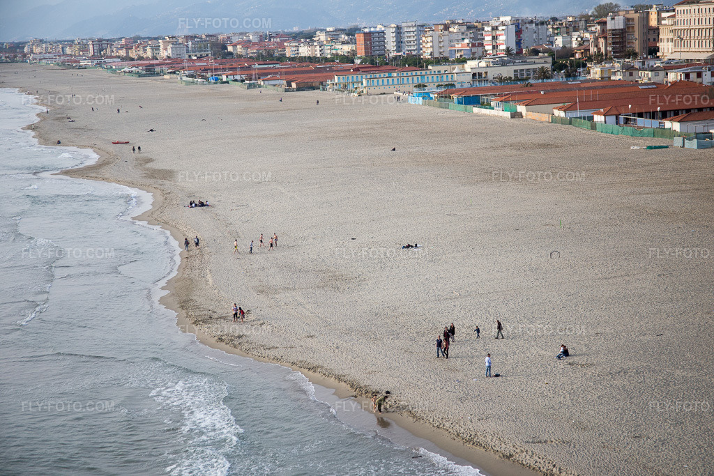 Aerial view: View of the town in Viareggio in the state Lucca, Italy. – Photo: IMG_087010.jpg taken on 04/03/2016 by Werner Riehm/FLY-FOTO.com – Resolution of the original: 5472 x 3648 px