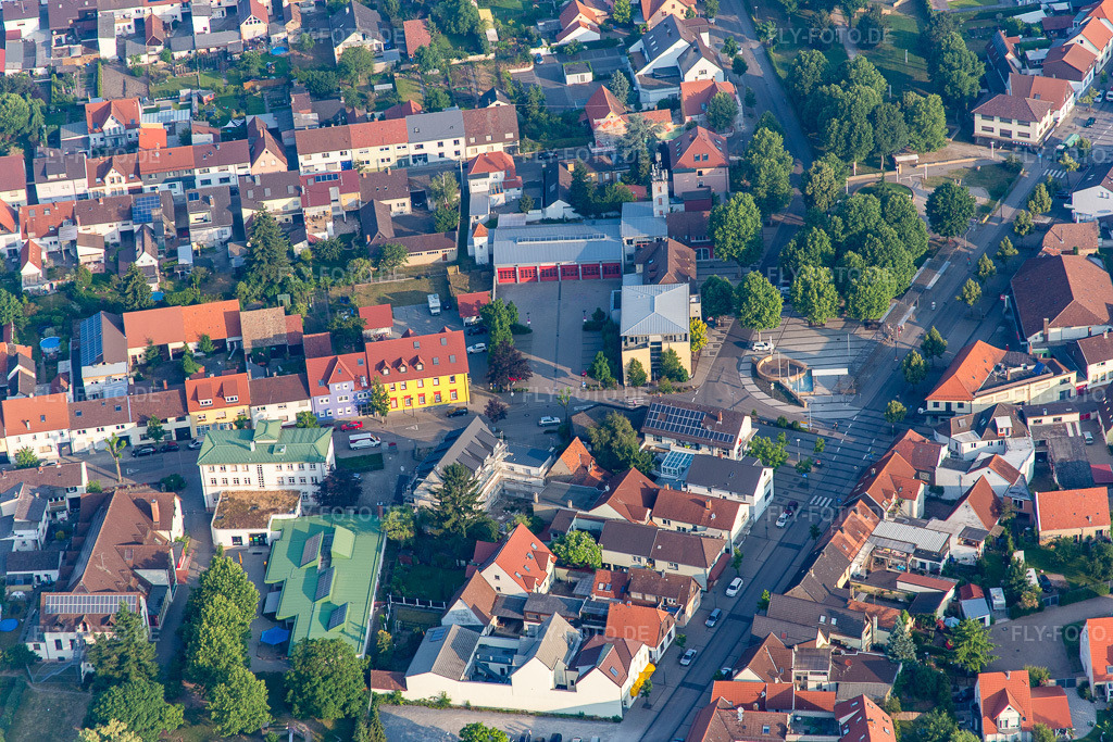 Luftbild: Marktplatz und Feuerwache im Ortsteil Wiesental in Waghäusel im Bundesland Baden-Württemberg in Deutschland. Foto: IMG_080510.jpg vom 12.06.2015 durch Werner Riehm/FLY-FOTO.de