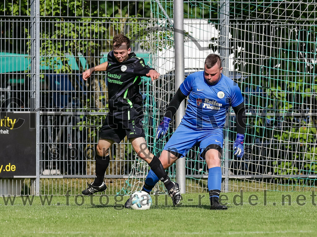 2023-07-09_082_FC_Forstern_gegen_SpVgg_Neuching | Forstern, Deutschland, 09.07.2023:
Fußball, Kreisklasse 2023 / 2024, Testspiel, FC Forstern gegen SpVgg Neuching, Endergebnis: 2:4

Manuel Fellermair (SpVgg Neuching, #9), Torwart Kilian Schaufler (FC Forstern, #1)

Foto: Christian Riedel / fotografie-riedel.net