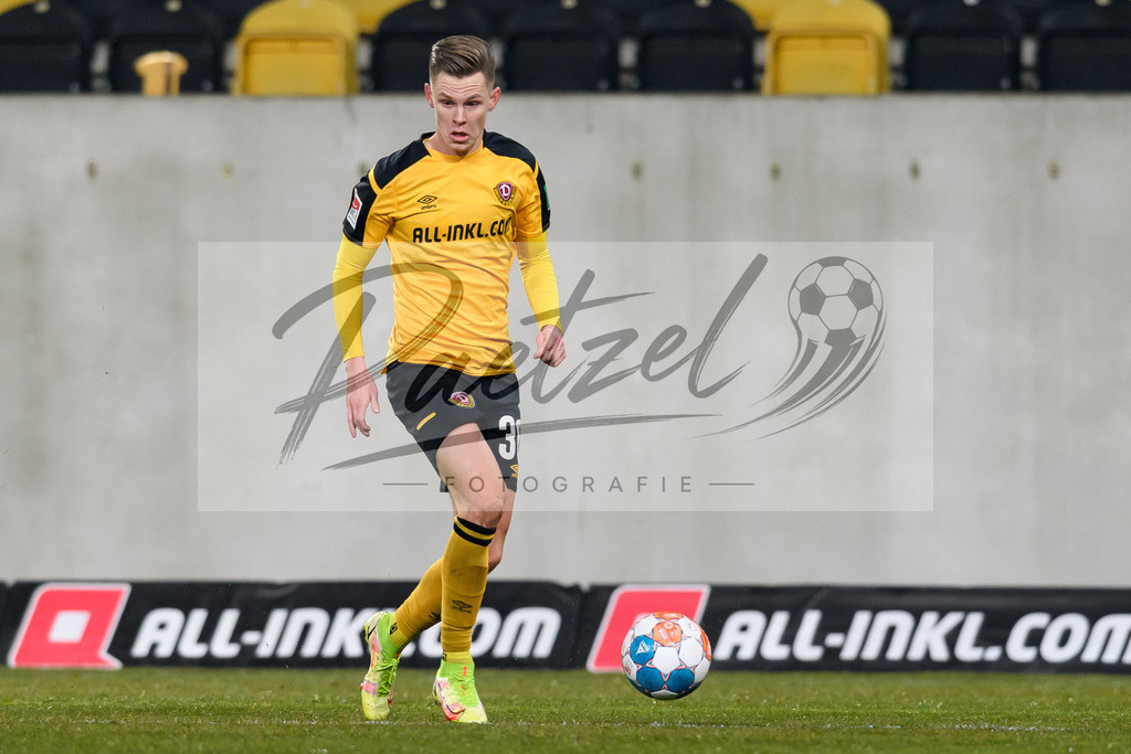 SGDHSV20220114_118 | Fussball, Herren: Julius Kade (SG Dynamo Dresden) in Aktion, am Ball, Einzelaktion bei dem Spiel der 2. Bundesliga zwischen SG Dynamo Dresden und Hamburger SV im Rudolf-Harbig-Stadion am 14.01.2022 in Dresden, Deutschland.DFB / DFL REGULATIONS PROHIBIT ANY USE OF PHOTOGRAPHS AS IMAGE SEQUENCES AND/OR QUASI-VIDEO. - Realisiert mit Pictrs.com