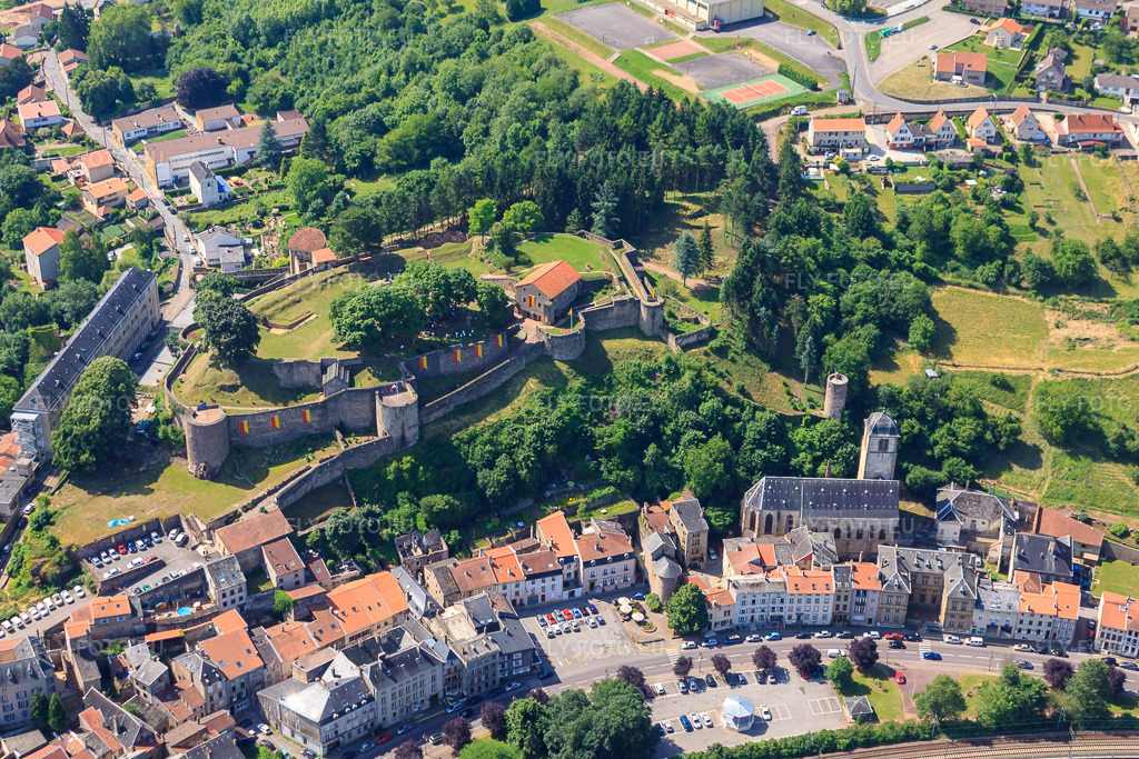 Vue aérienne: Quai des Ducs de Lorraine devant le Château de Sierck à Sierck-les-Bains dans le département Moselle, France – .Photo: IMG_29625.jpg prise le 27/06/2010 par Werner Riehm/FLY-FOTO.eu – Résolution de l'original: 4317 x 2878 px – Château des Ducs de Lorraine