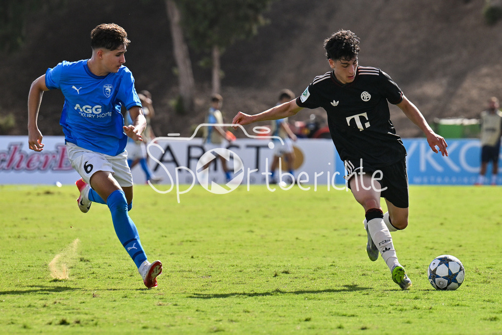 Papohs FC U19 - FC Bayern München U19 | Im Duell Marcelo ALVES (Paphos FC U19 6) und Deniz OFLI (FCB #3) / Zweikampf / UEFA Youth League: Paphos FC U19 - FC Bayern München U19; Stelios Kyriakides Stadium am 30.09.2025