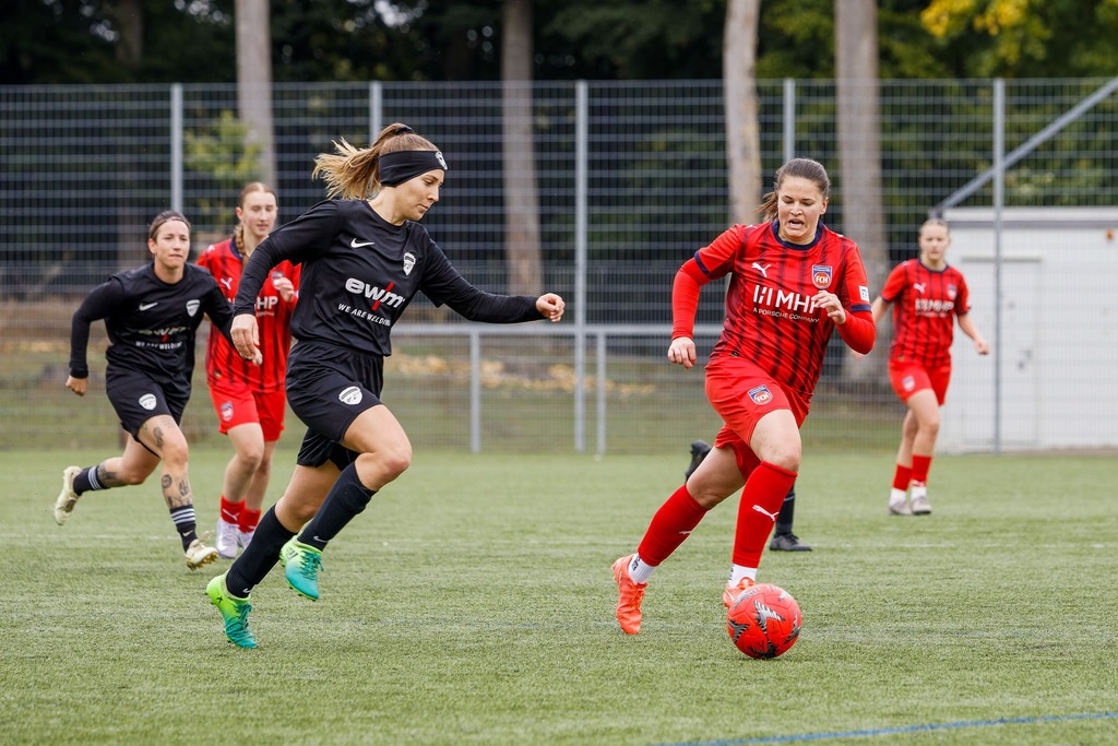 FCHHOH_251005_8152 | 1.FC Heidenheim 1846 II vs. SGM Hohenmemmingen/Sontheim, Fußball, Frauen, Bezirksliga, 2025/2026, 4. Spieltag, 05.10.2025 in Heidenheim, Kunstrasen b. Voith-Arena West(Foto: Michael Bulling) - Realisiert mit Pictrs.com