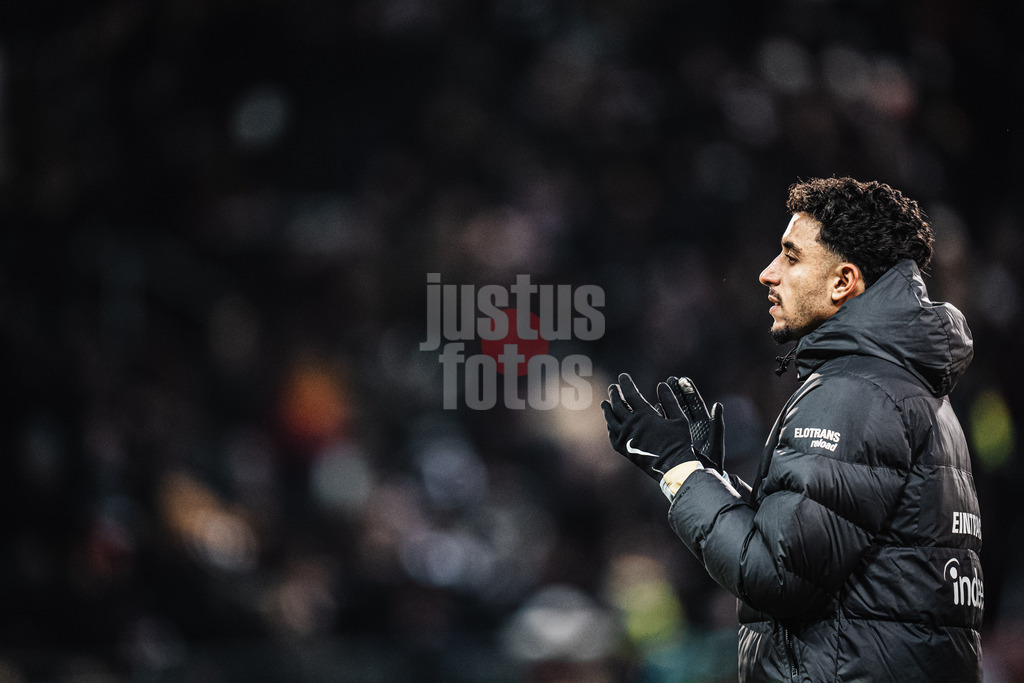 Fußball | Männer | Saison 2024/2025  | Fußball-Bundesliga | 16. Spieltag | FC St. Pauli vs. Eintracht Frankfurt | 11.01.2025 | Omar Marmoush (#7, Eintracht Frankfurt) applaudiert den Fans nach dem Spiel