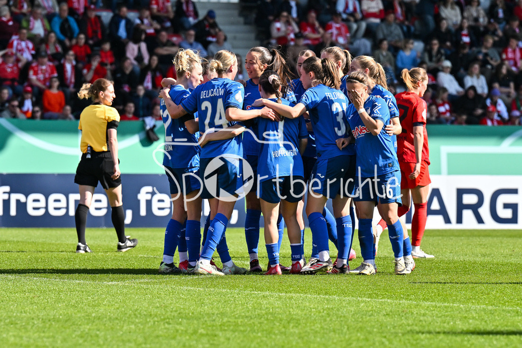 FC Bayern München - TSG 1899 Hoffenheim | Jubel der Hoffenheimerinnen nach dem Treffer zum 0-2 durch Feli Petra DELACAUW (TSG Hoffeneheim Frauen 24) / Tor / Torschuetze / Freude / Happy / Frauen DFB Pokal: FC Bayern Muenchen - TSG 1899 Hoffenheim, FC Bayern Campus am 22.03.2025