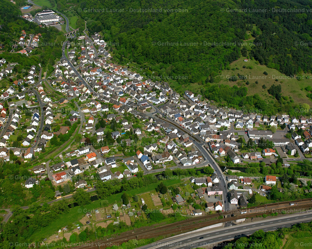 2610384 | NIEDERSCHELD 09.06.2006 Ortsansicht der Straßen und Häuser der Wohngebiete in Niederscheld im Bundesland Hessen, Deutschland // Town View of the streets and houses of the residential areas in Niederscheld in the state Hesse, Germany Foto: Gerhard Launer