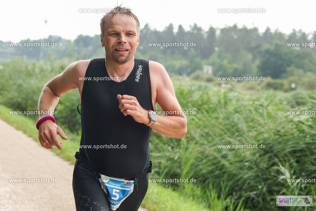 LUR_1535 | 34. M-net Erlanger Triathlon 2025 #erlangertriathlon  #mnettriathlon2025 #mnettriathlon #team #olympischedistanz #mitteldistanz #triathlon #maindonaukanal  #erlangertriathlon2025 #yourpictrs #tv1848 #tv1848erlangen  #triathlonbayern #sportinerlangen #demsportverbunden #sportshot_your_pictrs Copyright: www.sportshot.de