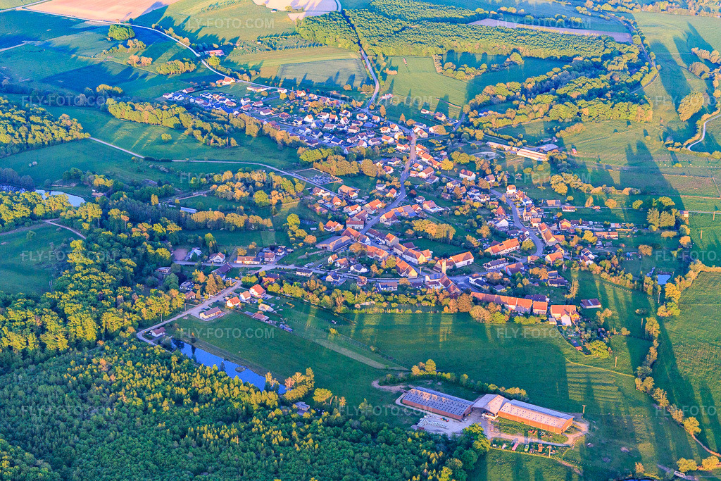 Aerial view: Village view from the west in Schopperten in the state Bas-Rhin, France. – Photo: IMG_146208.jpg taken on 05/01/2025 by Werner Riehm/FLY-FOTO.com – Resolution of the original: 5472 x 3648 px