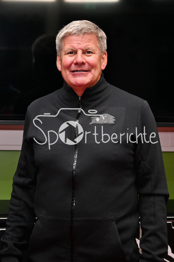 Augsburger Panther 2025/26 | im Bild der neue Cheftrainer der Augsburger Panther Bill PETERS Trainer Augsburger Panther / Einzelfoto / Freisteller / in der Kabine / Media Day Augsburger Panther: Curt-Frenzel Stadion am 06.08.2025