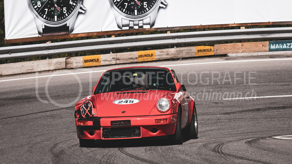 19. Arosa ClassicCar 2023 - 1. September 2023 | 19. Arosa ClassicCar 2023
Arosa, Schweiz
Schwob Sven aus Basel mit der Startnummer 245 in einem Porsche 911 Turbo 1, Jahrgang 1980, in der Klasse Classic Trophy.
@arosaclassiccar, @arosa.official, #arosaclassiccar, #arosa, #76curves, #classiccar
Bild: Sportfotografie Markus Aeschimann | www.markus-aeschimann.ch - Realisiert mit Pictrs.com