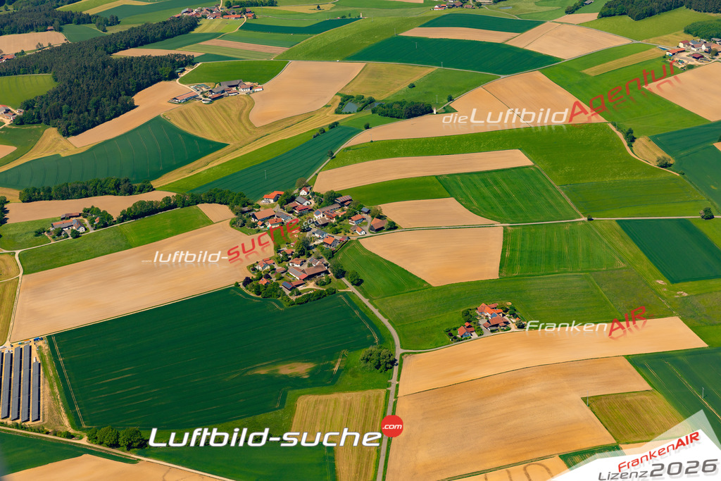 Das Luftbild zeigt : Hitzelsberg Stamsried - Die Luftaufnahme wurde 2024 vom UL-Flugzeug aus erstellt ( keine Drohne ) - Hochauflösende Luftaufnahme - Für grossformatige Ausdrucke geeignet. Die Geschenkidee !Mit Lizenz und Bildrechte bestellbar