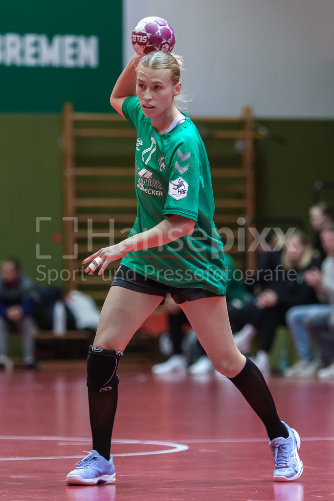 Handball, 2. Bundesliga Frauen, SV Werder Bremen - Füchse Berlin | v.li.: Emma Ruwe (SV Werder Bremen, 27) Freisteller am Ball, Einzelfoto, Spielszene, Aktion, Action
