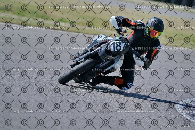 26BT02-1014 | markuskiefer.com - Realisiert mit Pictrs.com