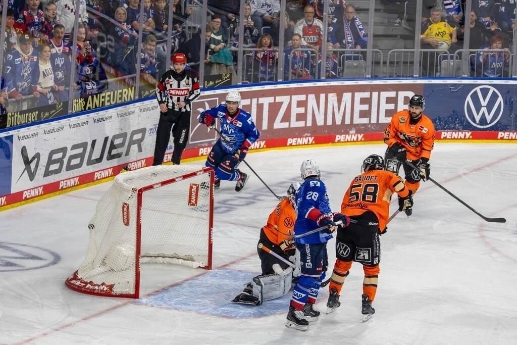 DEL, Deutsche Eishockey Liga Saison 2025/26, 19. Spieltag: Adler Mannheim gegen Grizzlys Wolfsburg | DEL, Deutsche Eishockey Liga Saison 2025/26, 19. Spieltag: Adler Mannheim gegen Grizzlys Wolfsburg***Marc Michaelis (nicht im Bild) erzielt das 3:0 für Mannheim - Realisiert mit Pictrs.com