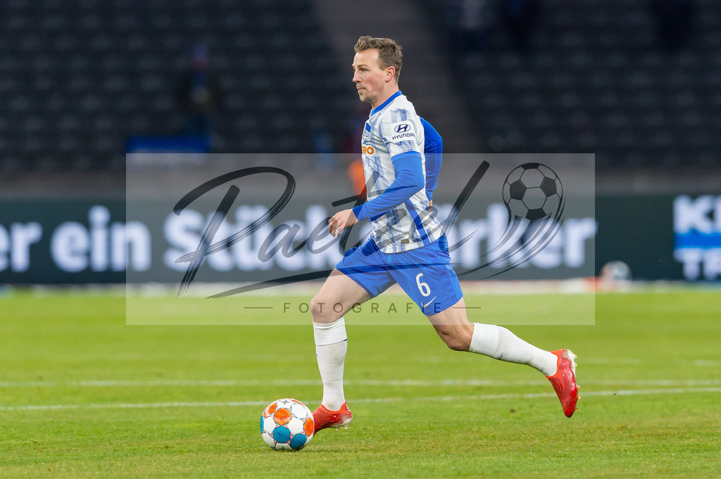 HERBOC20220204_216 | Fussball, Herren: Vladimir Darida (Hertha BSC) in Aktion, am Ball, Einzelaktion bei dem Spiel der 1. Bundesliga zwischen Hertha BSC und VfL Bochum im Olypiastadion am 04.02.2022 in Berlin, Deutschland.DFB / DFL REGULATIONS PROHIBIT ANY USE OF PHOTOGRAPHS AS IMAGE SEQUENCES AND/OR QUASI-VIDEO. - Realisiert mit Pictrs.com
