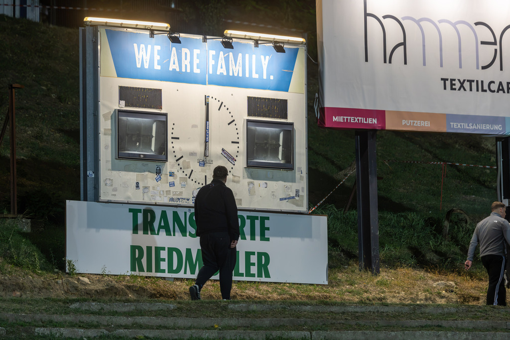 Impressionen der Naturarena Hohe Warte beim Heimspiel des First Vienna FC 1984 gegen SKN St. Pölten | Impressionen der Naturarena Hohe Warte beim Heimspiel des First Vienna FC 1984 gegen SKN St. Pölten / Eine uralte Anzeigetafel zeigt das jeweilige Spielergebnis an - Realisiert mit Pictrs.com