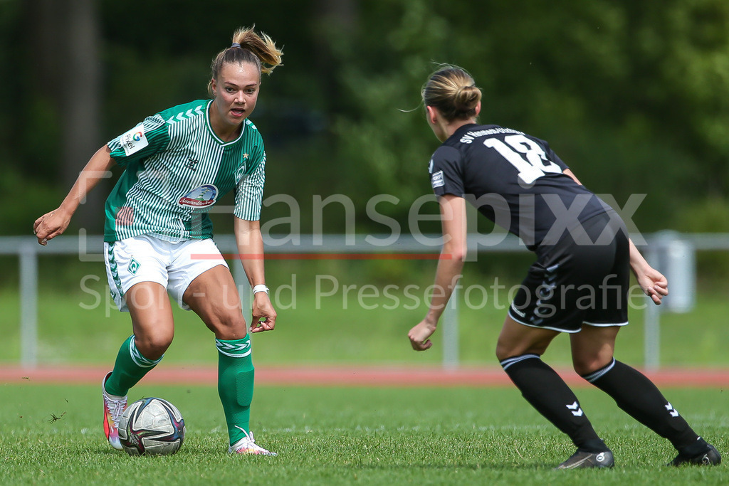 Fussball, Testspiel Frauen, SV Henstedt-Ulzburg - SV Werder Bremen | v.li.: Maja Sternad (SV Werder Bremen, 11) und Chiara Pawelec (SV Henstedt-Ulzburg, 18) im Zweikampf, Duell, Dynamik, Aktion, Action, Spielszene