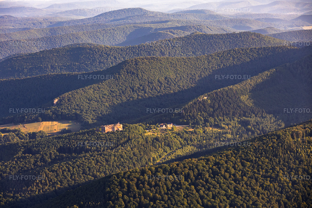 Vue aérienne: Château de Fleckenstein vu du sud à Lembach dans le département Bas Rhin, France – .Photo: IMG_158119.jpg prise le 25/07/2026 par Werner Riehm/FLY-FOTO.eu – Résolution de l'original: 6000 x 4000 px – Château fort de Fleckenstein