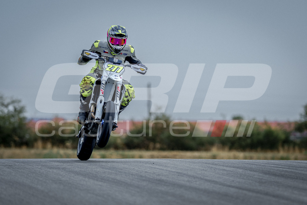 SuperMoto_Staatsmeisterschaft_Fuglau-874 | GRIPcapture steht für authentische Sportfotografie in Österreich – für Momente, die mehr sind als Geschwindigkeit oder Ergebnis. Es geht um Emotion, Spannung, Fokus und den Augenblick, der oft nur einen Wimpernschlag dauert.Ob Motorsport, Teamsport oder 