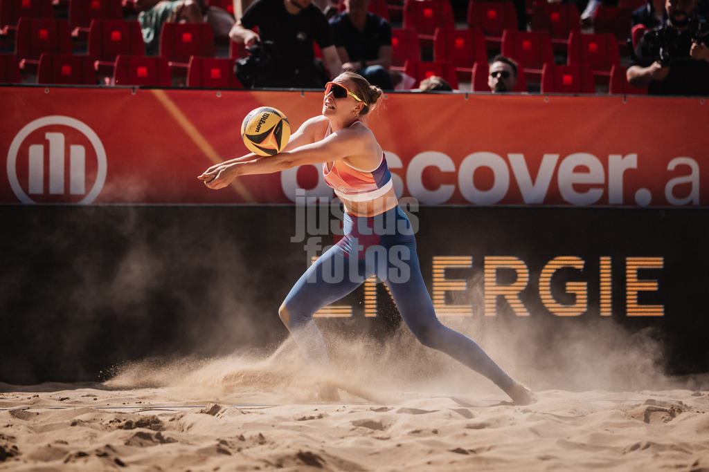 Beachvolleyball | Frauen | Allianz German Beach Tour 2025 | Tourstop Düsseldorf | 09.05.2025 | Tabea Schwarz spielt den Ball