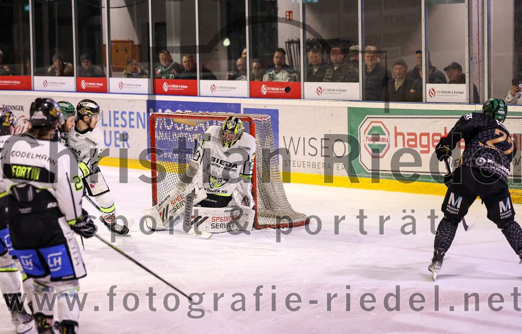 2024-02-16_091_TSV_Erding_gegen_ERSC_Amberg | Erding, Deutschland, 16.02.2024:
Eishockey, Bayernliga Playoffs 2023 / 2024, 1. Spieltag, TSV Erding gegen ERSC Amberg, Endergebnis: 1:2

Mauriz Silbermann (ERSC Amberg, #2), Torwart Timon Bätge (ERSC Amberg, #31), Mark Waldhausen (Erding Gladiators, #27)

Foto: Christian Riedel / fotografie-riedel.net