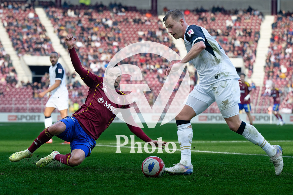 Brack Super League - Servette FC v FC Zurich | Ilan Sauter (27 FC Zurich) in action (close up) under pressure of Jeremy Guillemenot (21 Servette FC)  during the Brack Super League match between Servette FC and FC Zurich at Stade de Geneve in Geneva, Switzerland