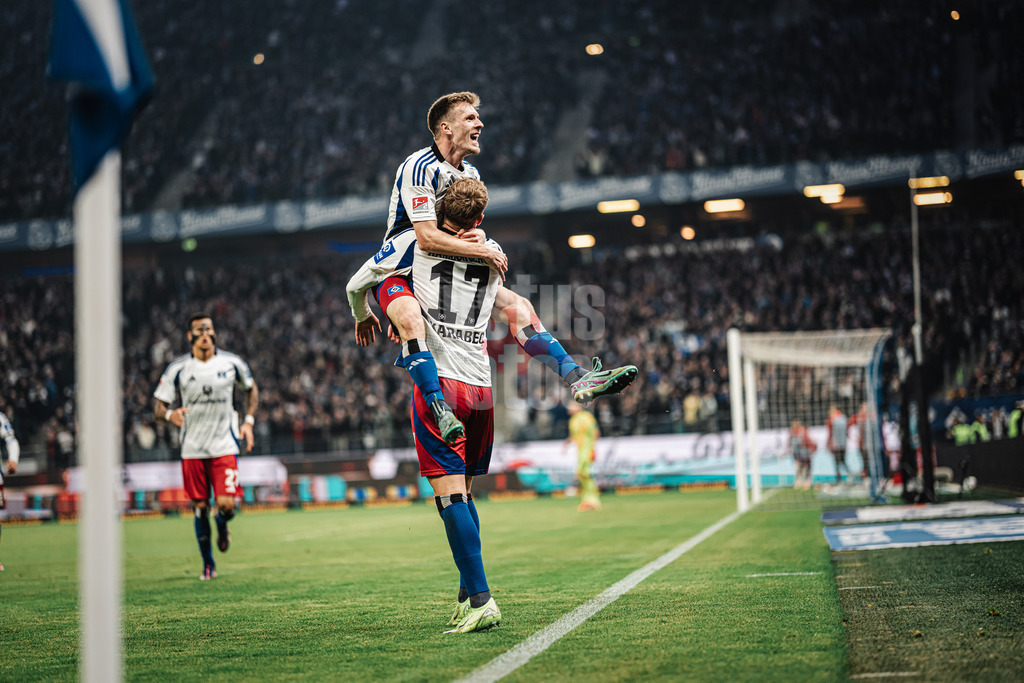 Fußball | Männer | Saison 2024/2025 | 2. Fußball-Bundesliga | 25. Spieltag | Hamburger SV vs. Fortuna Düsseldorf | 08.03.2025 | Emir Sahiti (#29, HSV) links springt in die Arme des Torschützen Adam Karabec (#17, HSV) zum Jubeln