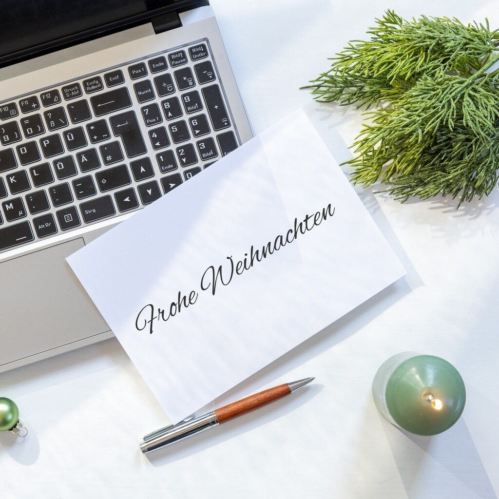Weihnachtsgrüße für Geschäftskunden mit Laptop, Grußkarte und dezenter Weihnachtsdekoration auf einem hellen Schreibtisch | Weihnachtsgrüße für Geschäftskunden mit Laptop, Grußkarte und dezenter Weihnachtsdekoration auf einem hellen Schreibtisch - Realisiert mit Pictrs.com