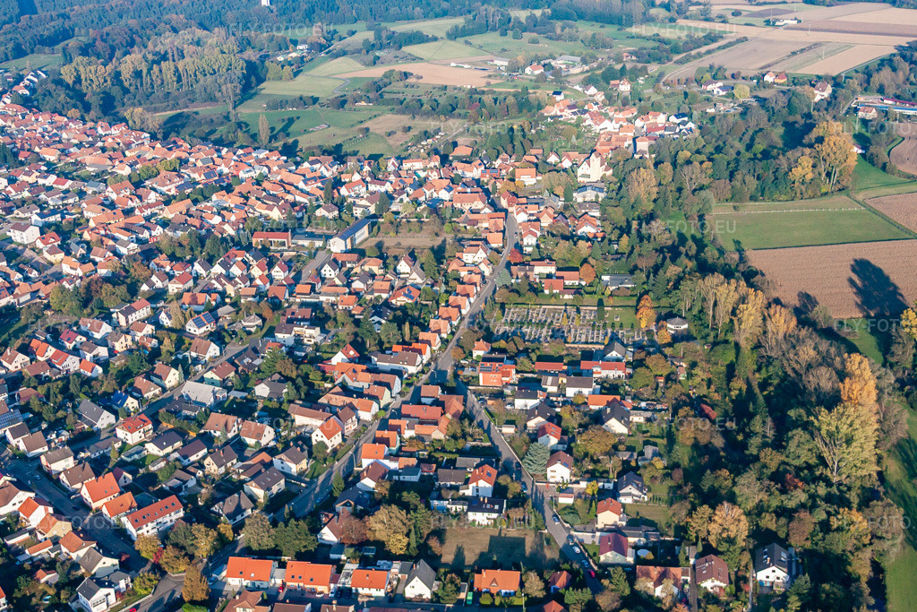 Vue aérienne: Cimetière à le quartier Neulauterburg in Lauterbourg dans le département Bas Rhin, France. Photo: IMG_46026.jpg prise le 23/10/2011 par Werner Riehm/FLY-FOTO.eu – Résolution de l'original: 4752 x 3168 px