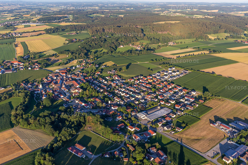 Luftbild: Münchsdorf im Ortsteil Münchsdorf in Roßbach im Bundesland Bayern in Deutschland. – Foto: IMG_132871.jpg vom 02.07.2022 durch Werner Riehm/FLY-FOTO.de – Auflösung des Originals: 5115 x 3410 px – -