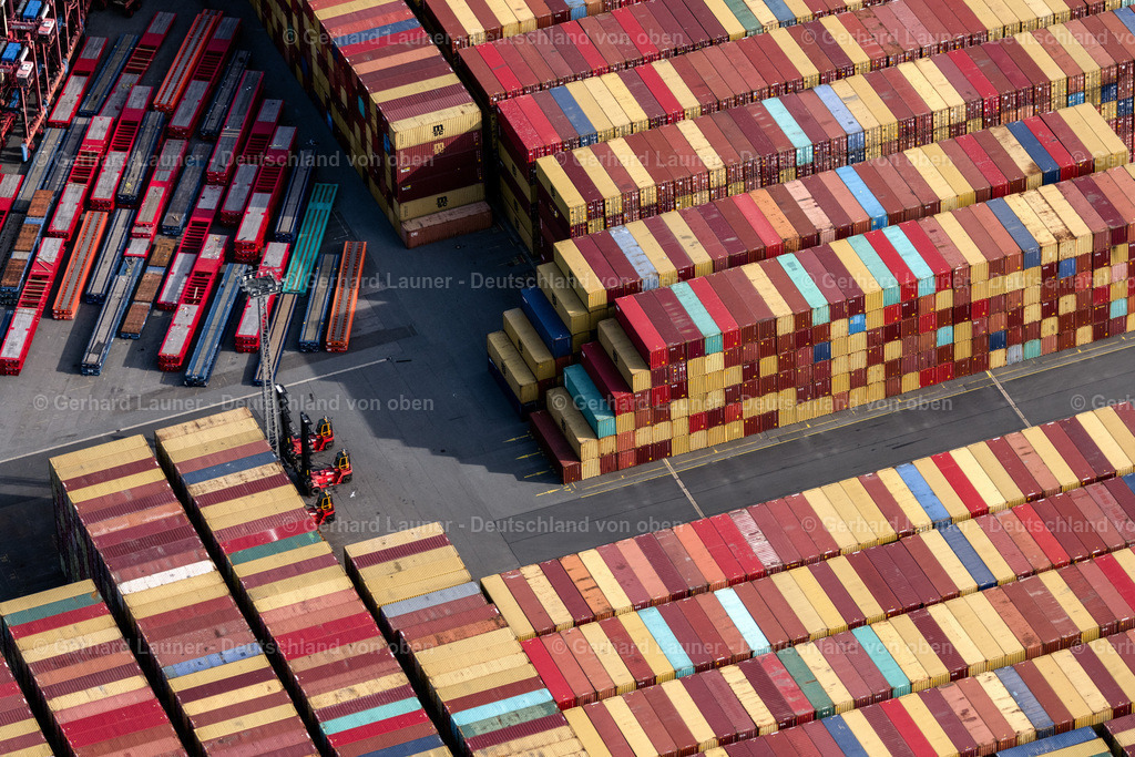 4030476 | BREMERHAVEN 01.06.2020 Containerterminal im Containerhafen des Überseehafen Am Nordhafen in Bremerhaven im Bundesland Bremen. // Container Terminal in the port of the international port Am Nordhafen in Bremerhaven in the state Bremen. Foto: Gerhard Launer