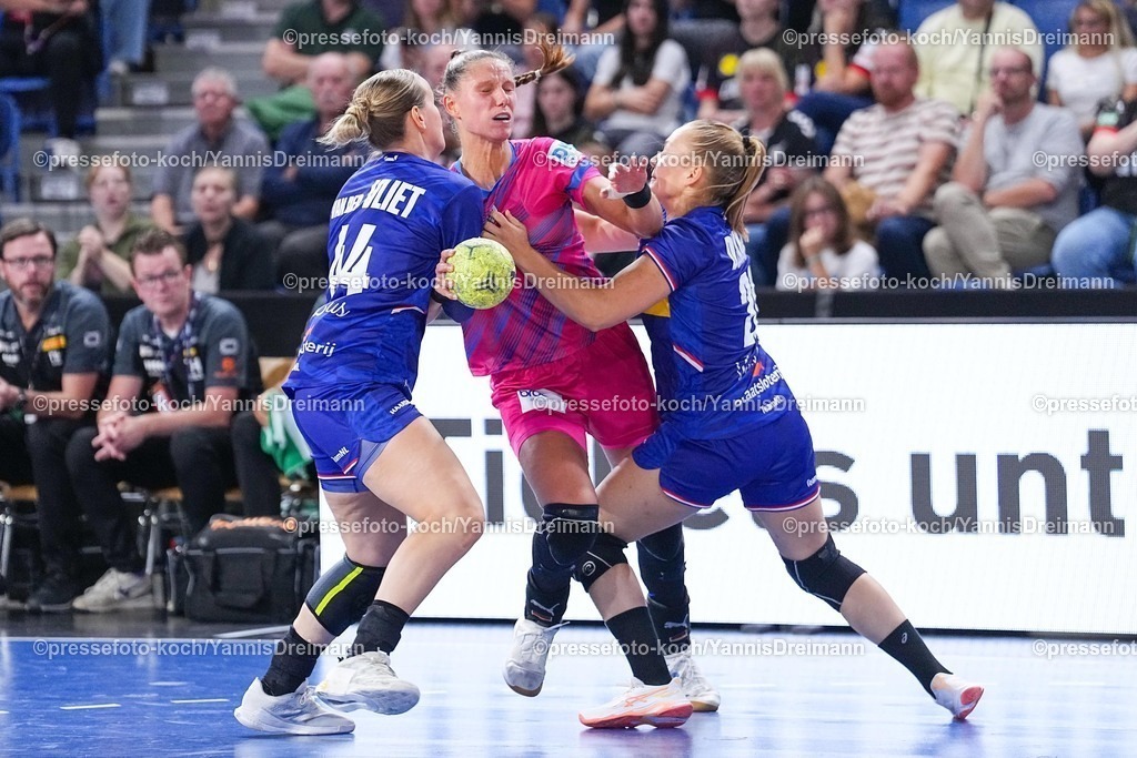 xYDRx21092501015 | 21.09.2025, xydrx, Handball, Frauen Länderspiel, Deutschland - Niederlande, YAILA Arena: Nikita van der Vliet (NED #44) und Sarah Dekker (NED #29) im Zweikampf gegen Xenia Smits (GER #11)