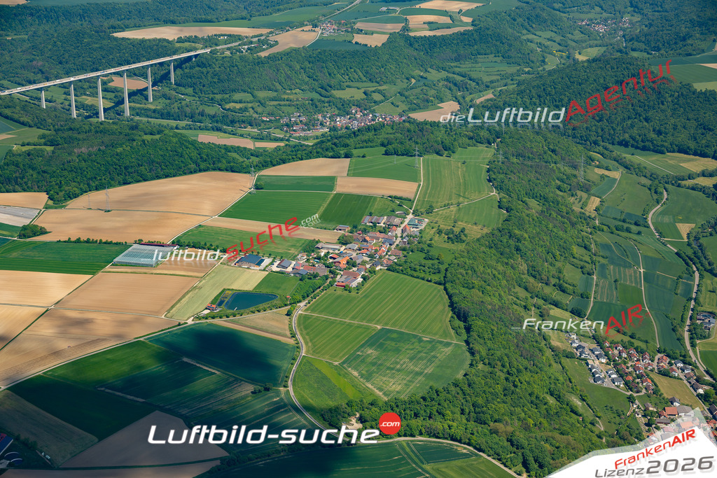 Klassische Luftaufnahme ohne Drohne zeigt:Schönenberg bei Untermünkheim - Die Luftbildaufnahme wurde 2025 vom UL-Flugzeug heraus erstellt ( keine Drohne ) - Hochauflösende Luftaufnahme -Nicht vergleichbar mit Google Maps oder Satelittenbilder- Die Geschenkidee !Mit Lizenz und Bildrechte bestellbar