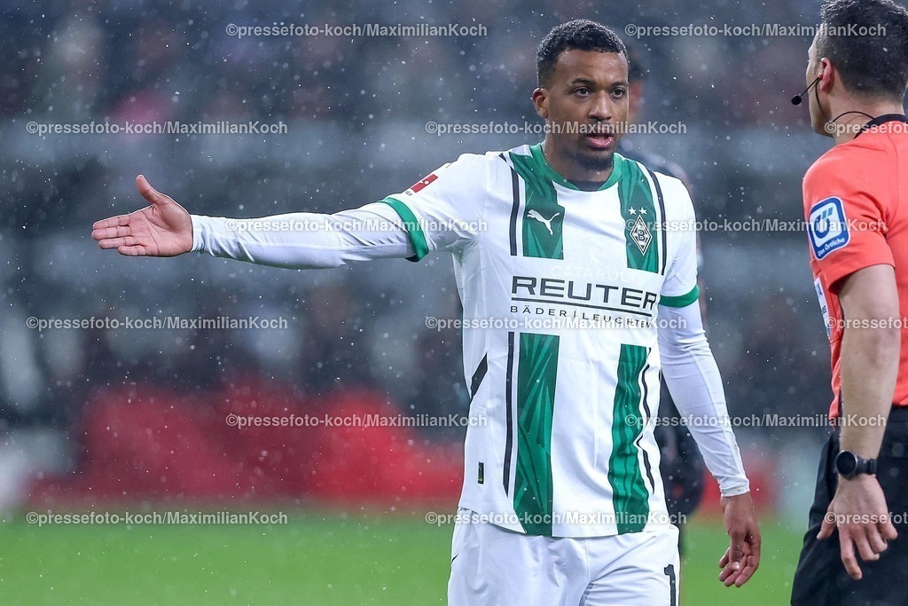 BMG11012502211 | 11.01.2025, Fußball, Borussia Mönchengladbach - FC Bayern München, 1. Fußball Bundesliga, Borussia-Park, Saison 2024 2025: Alassane Plea (Mönchengl. #14) gestikulierendDFB regulations prohibit any use of photographs as image sequences and or quasi-video.